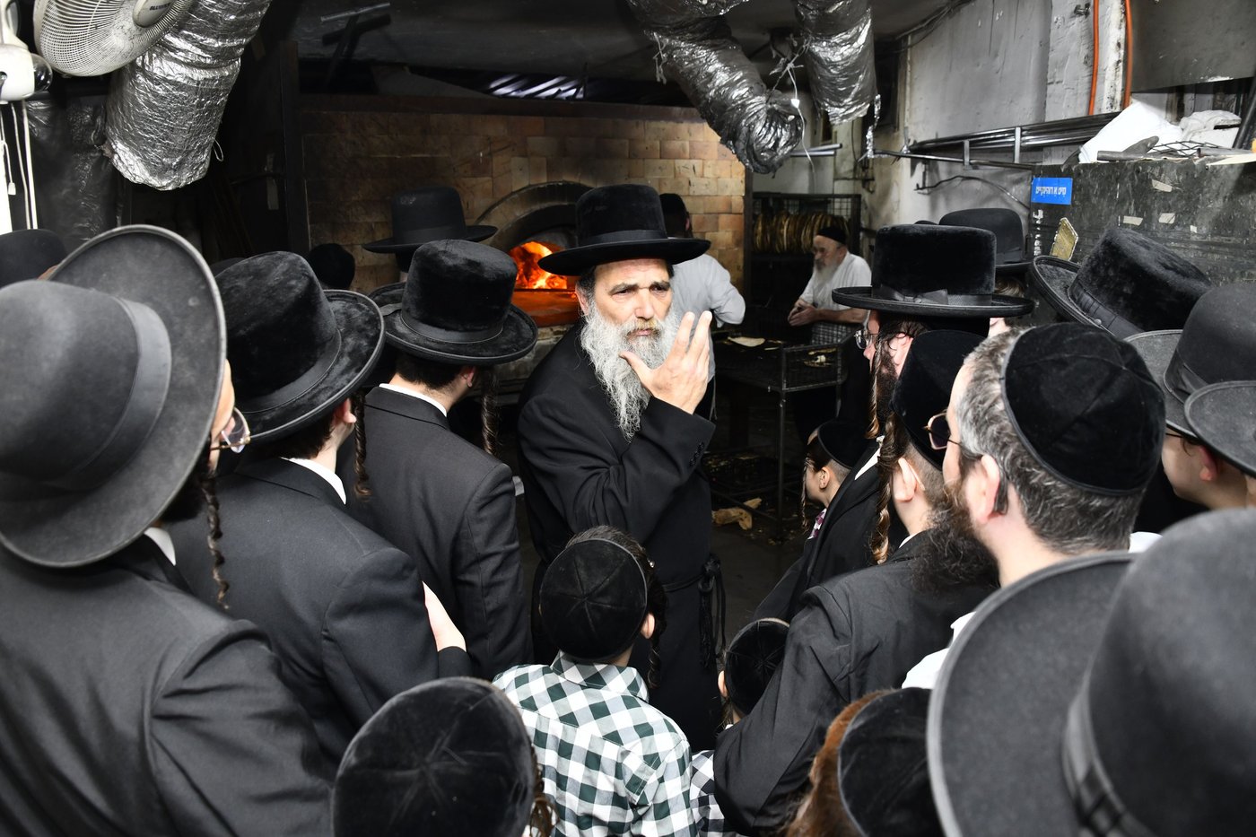 האדמו"ר מאשלג באפיית מצות