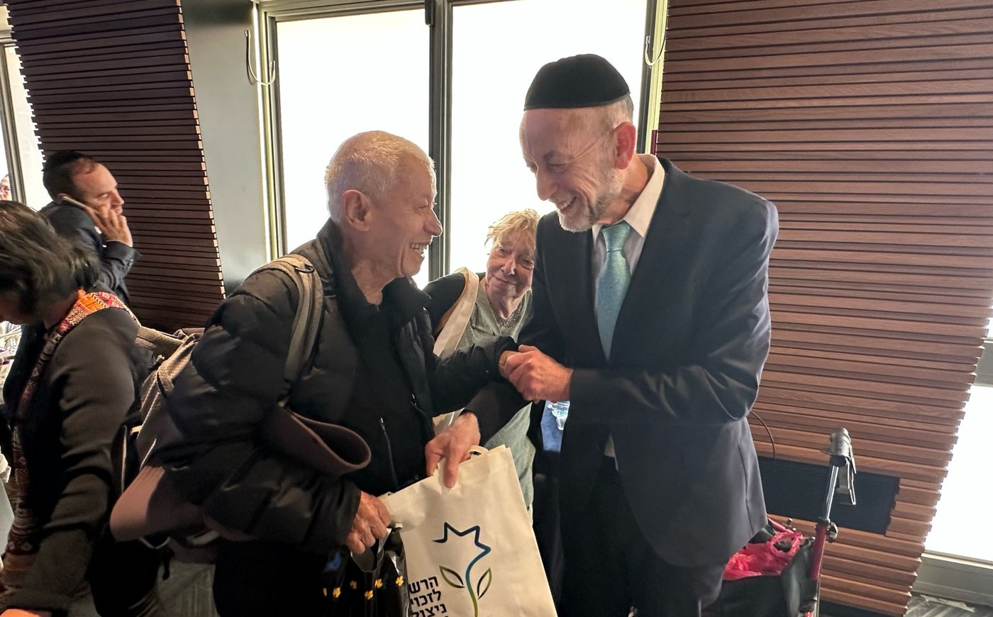 מקלב חילק מצות ויין לניצולי השואה