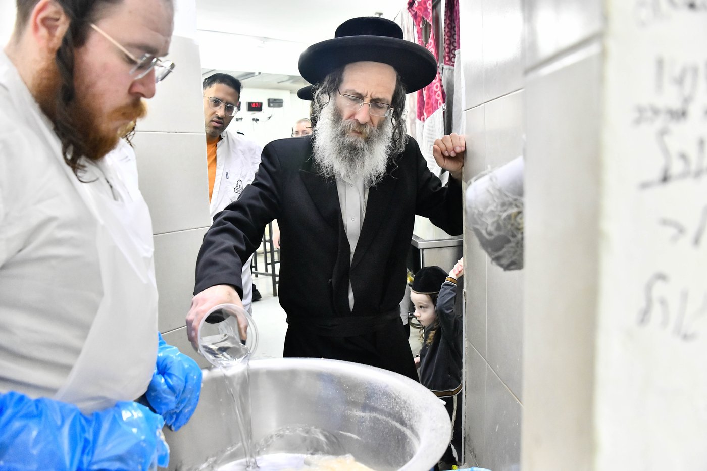 הגה"צ רבי אלימלך בידרמן באפיית מצות