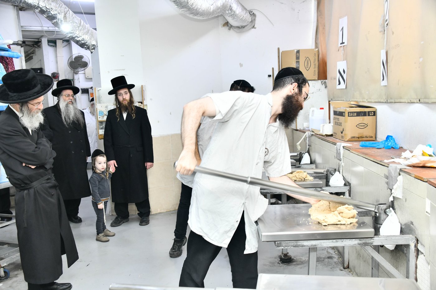 הגה"צ רבי אלימלך בידרמן באפיית מצות