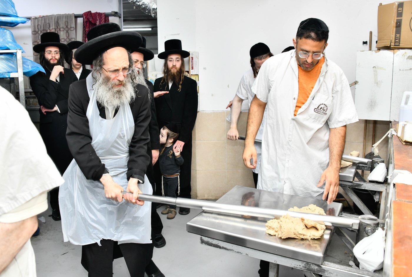 הגה"צ רבי אלימלך בידרמן באפיית מצות