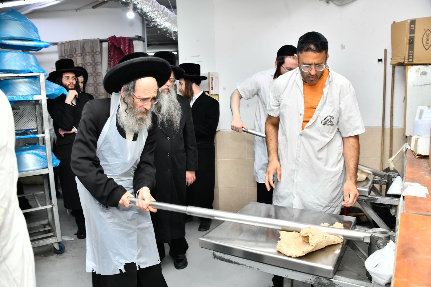 הגה"צ רבי אלימלך בידרמן באפיית מצות