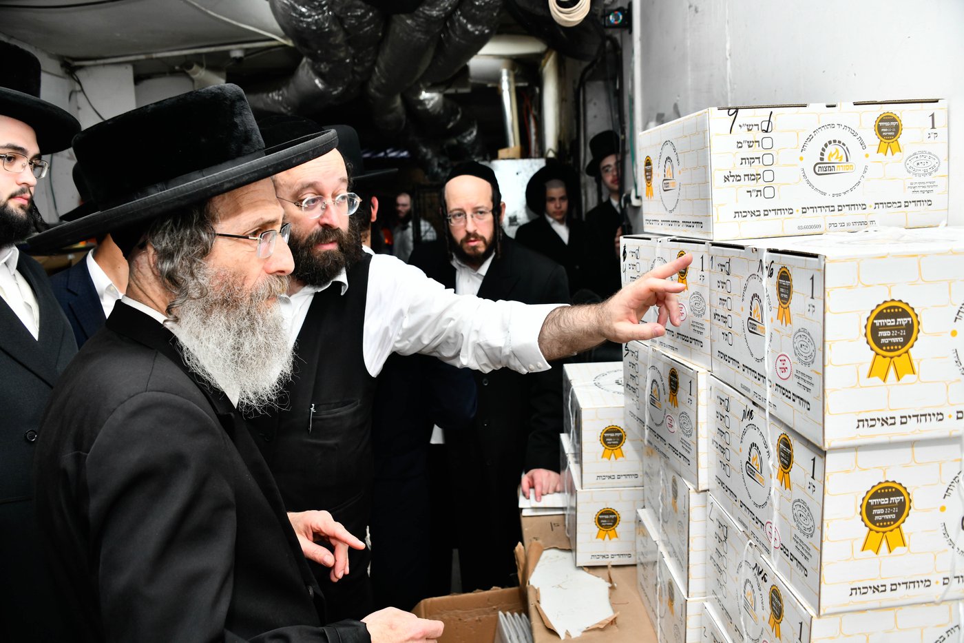 הגה"צ רבי אלימלך בידרמן באפיית מצות