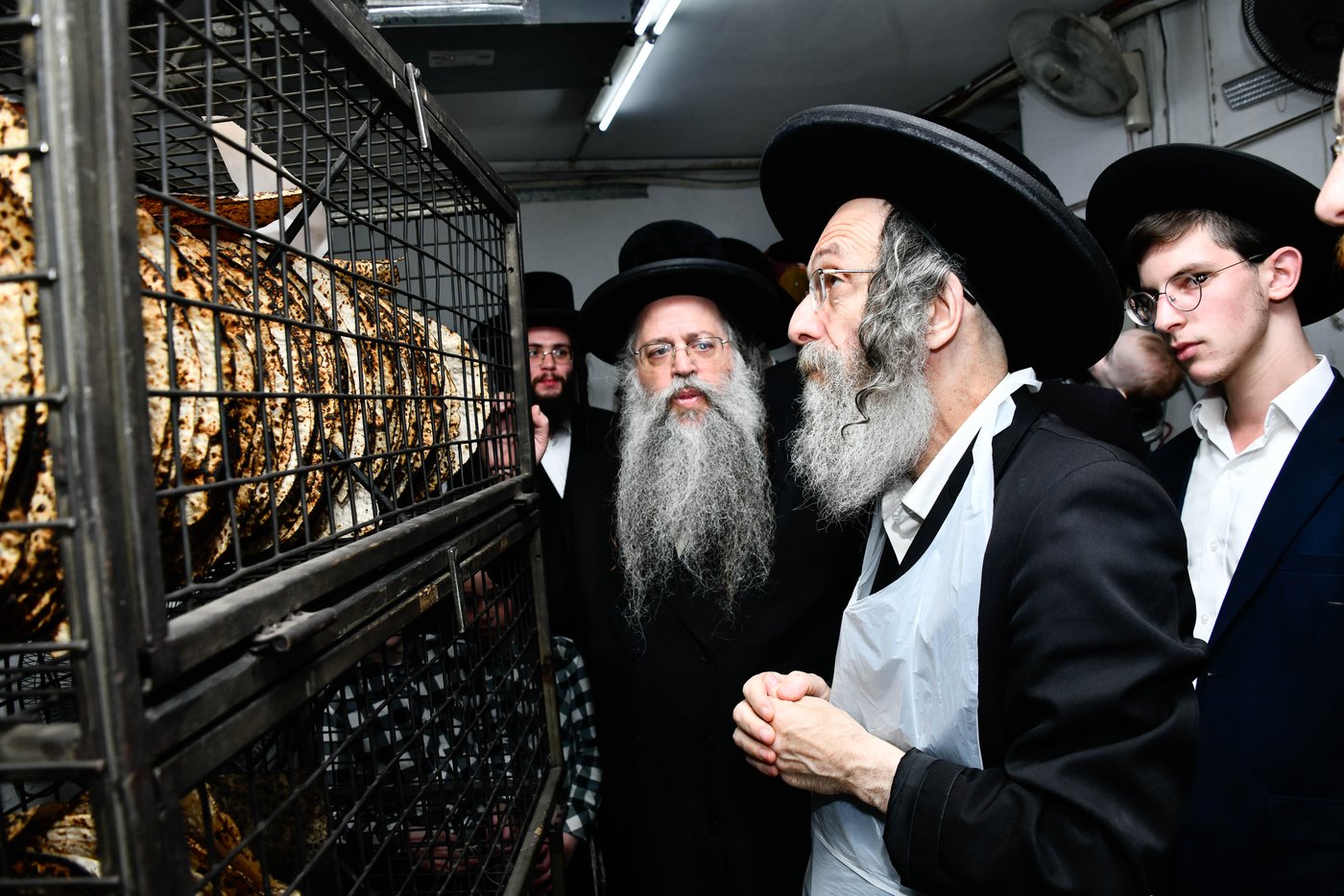 הגה"צ רבי אלימלך בידרמן באפיית מצות