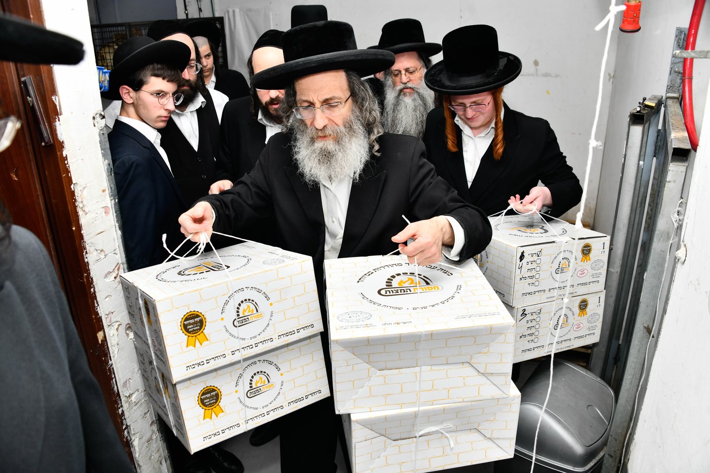 הגה"צ רבי אלימלך בידרמן באפיית מצות