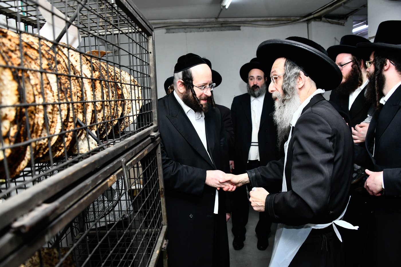 הגה"צ רבי אלימלך בידרמן באפיית מצות