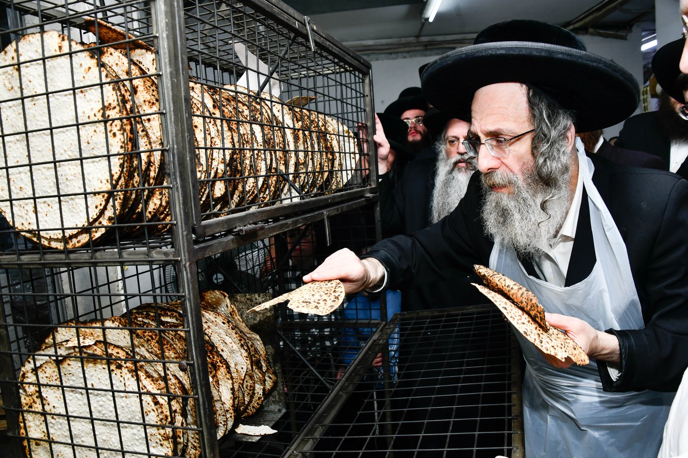 הגה"צ רבי אלימלך בידרמן באפיית מצות