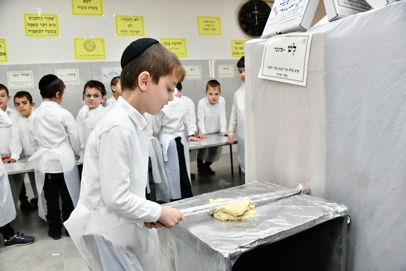 ילדי בני ברק אופים מצות