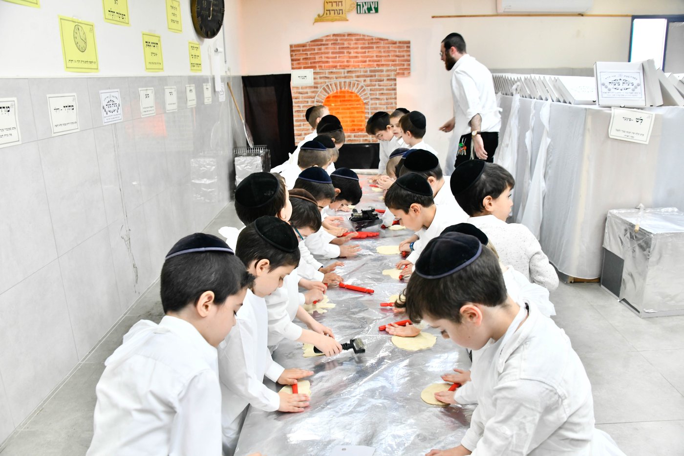 ילדי בני ברק אופים מצות