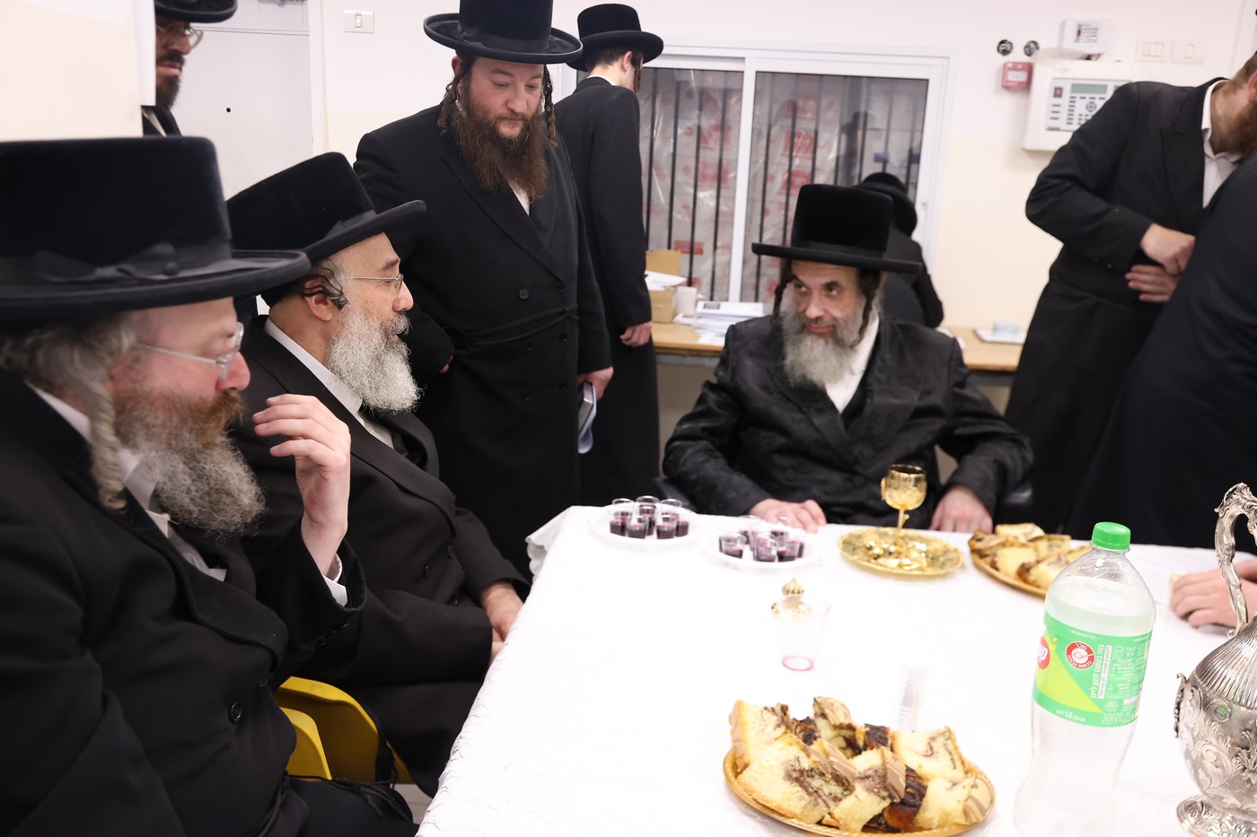 הגה"צ רבי חיים מאיר הגר אב"ד ויז'ניץ, בהטענת קמחא דפסחא לאלפי החסידים