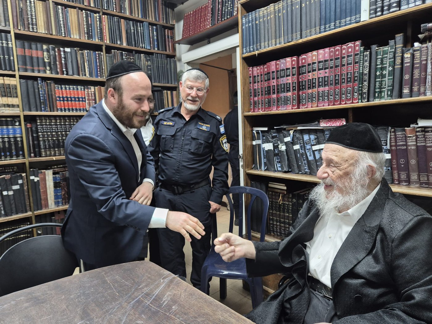 מפקד תחנת בני ברק בביקור אצל רבני העיר