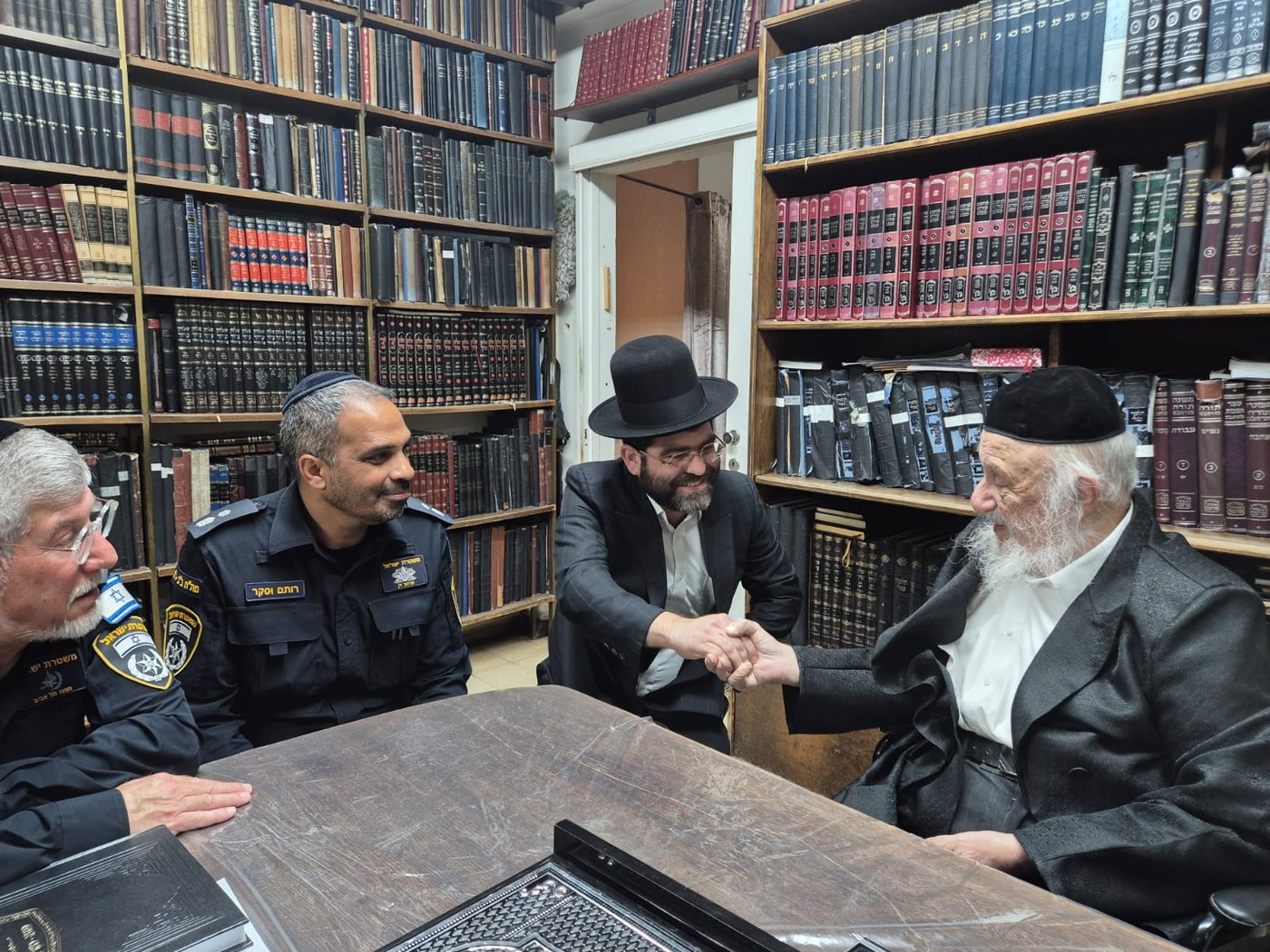 מפקד תחנת בני ברק בביקור אצל רבני העיר