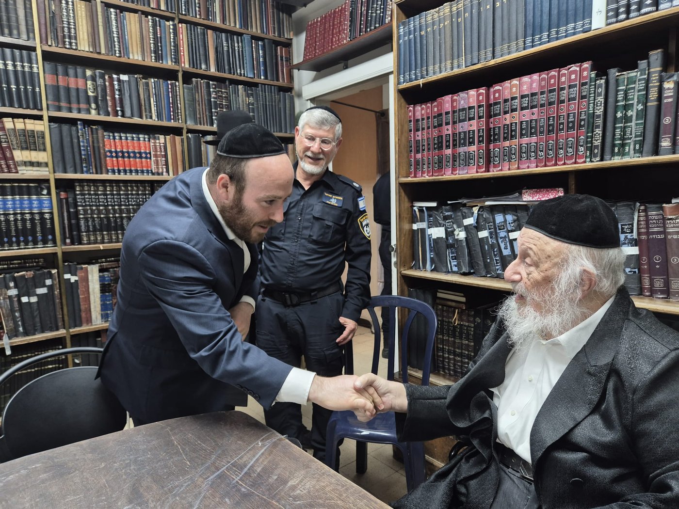 מפקד תחנת בני ברק בביקור אצל רבני העיר