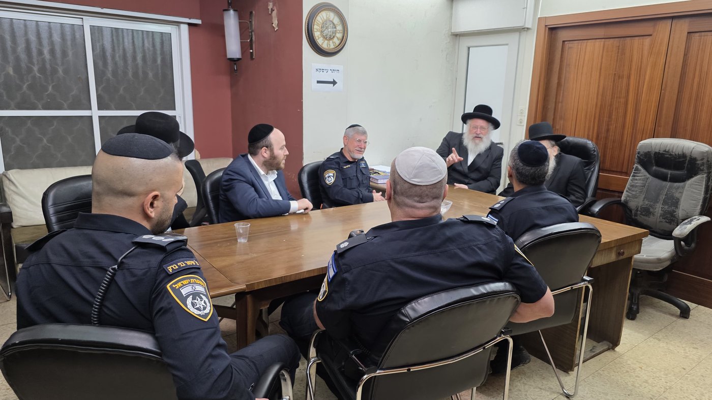 מפקד תחנת בני ברק בביקור אצל רבני העיר