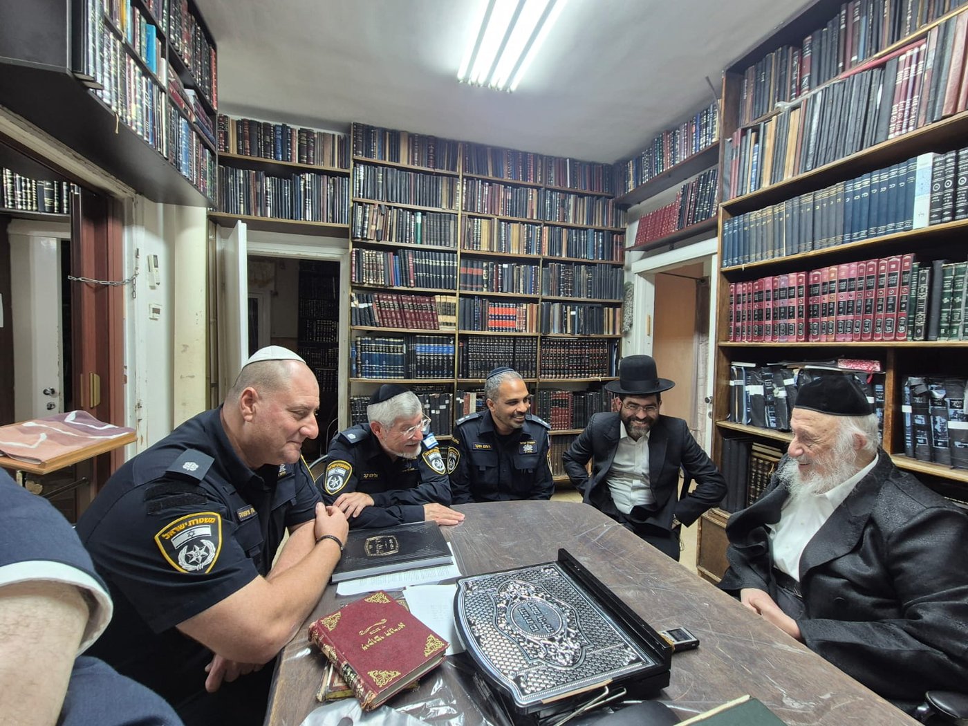 מפקד תחנת בני ברק בביקור אצל רבני העיר