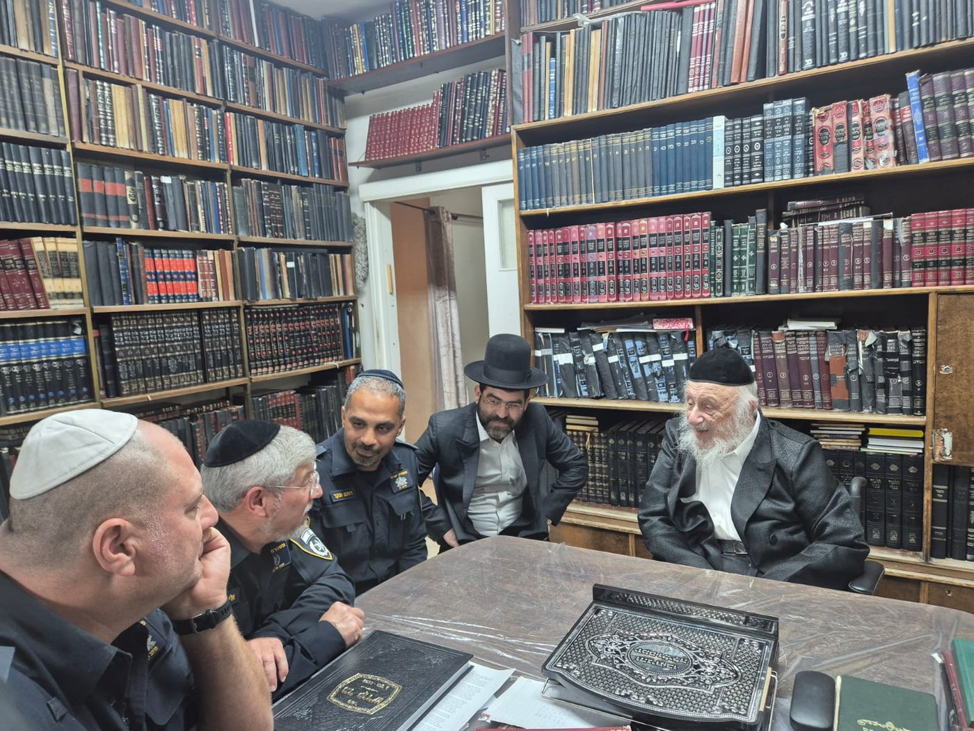 מפקד תחנת בני ברק בביקור אצל רבני העיר