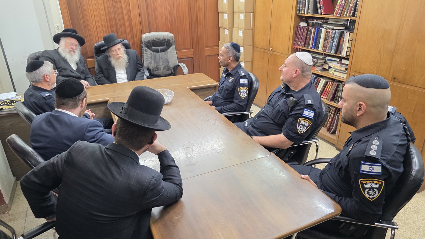 מפקד תחנת בני ברק בביקור אצל רבני העיר