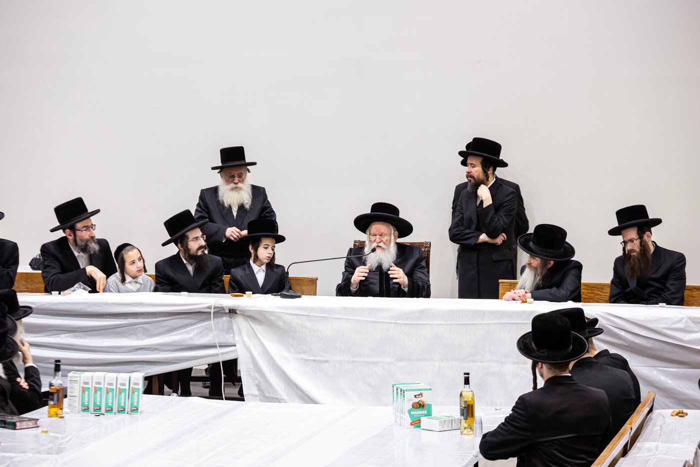 האדמו"ר מבאבוב בהנחת תפילין לנכדו