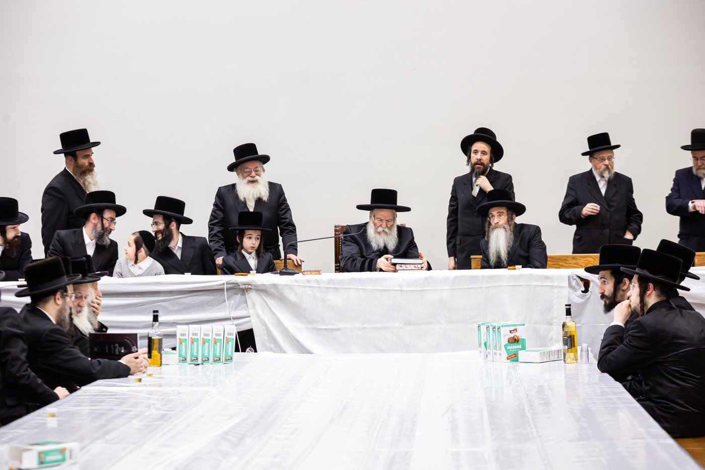 האדמו"ר מבאבוב בהנחת תפילין לנכדו