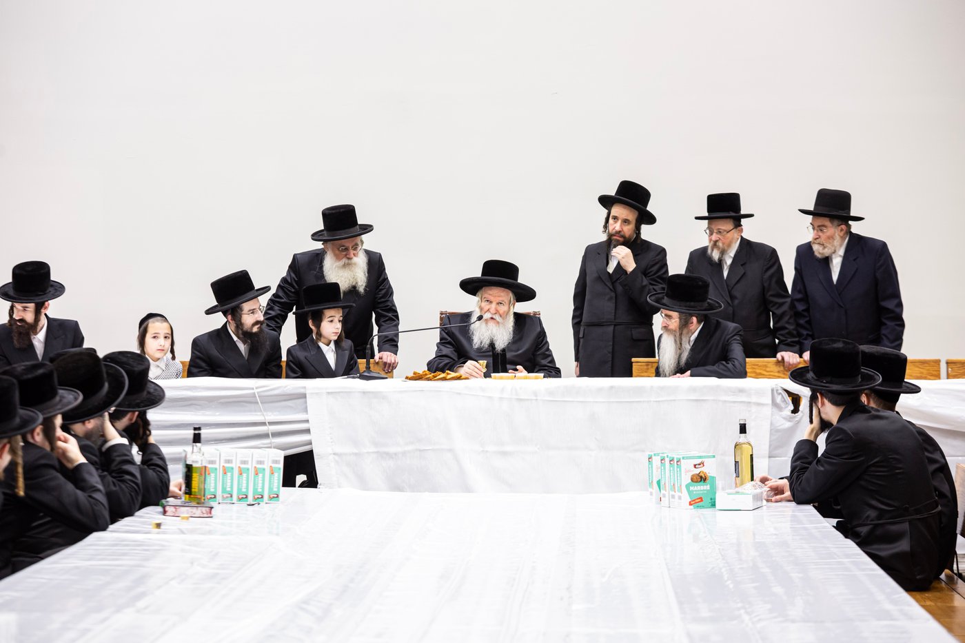 האדמו"ר מבאבוב בהנחת תפילין לנכדו