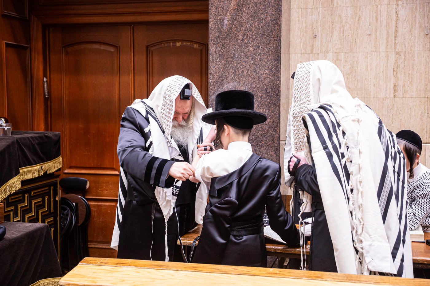 האדמו"ר מבאבוב בהנחת תפילין לנכדו