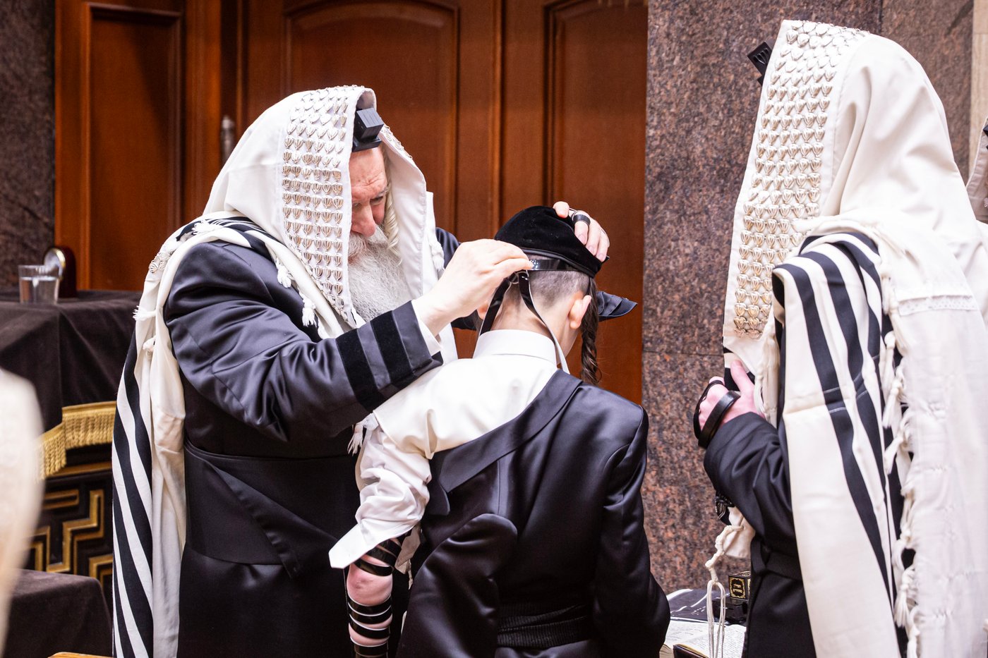 האדמו"ר מבאבוב בהנחת תפילין לנכדו