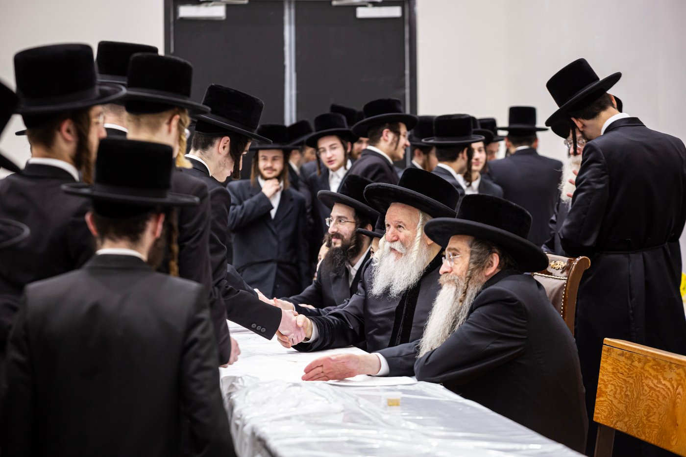 האדמו"ר מבאבוב בהנחת תפילין לנכדו