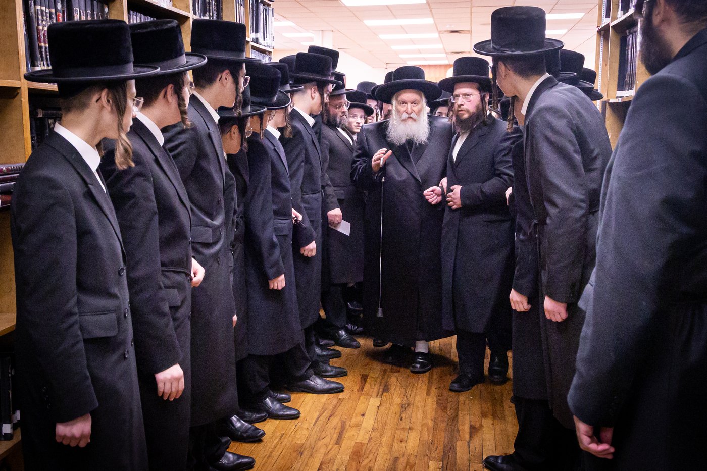 האדמו"ר מבאבוב באסיפת מעות צדקה 