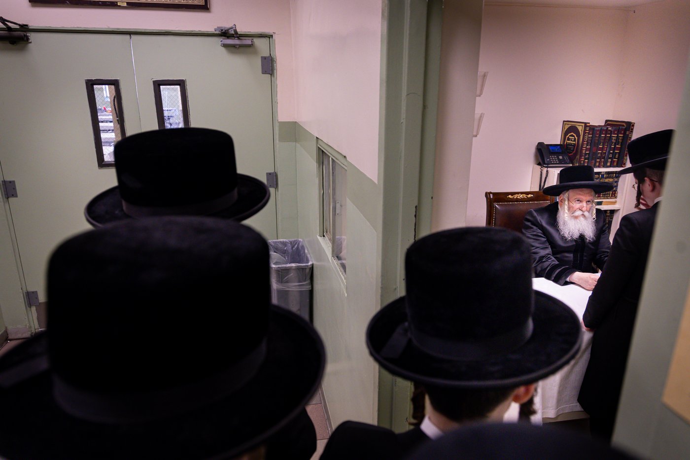 האדמו"ר מבאבוב באסיפת מעות צדקה 