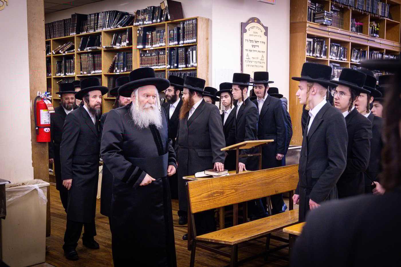 האדמו"ר מבאבוב באסיפת מעות צדקה 