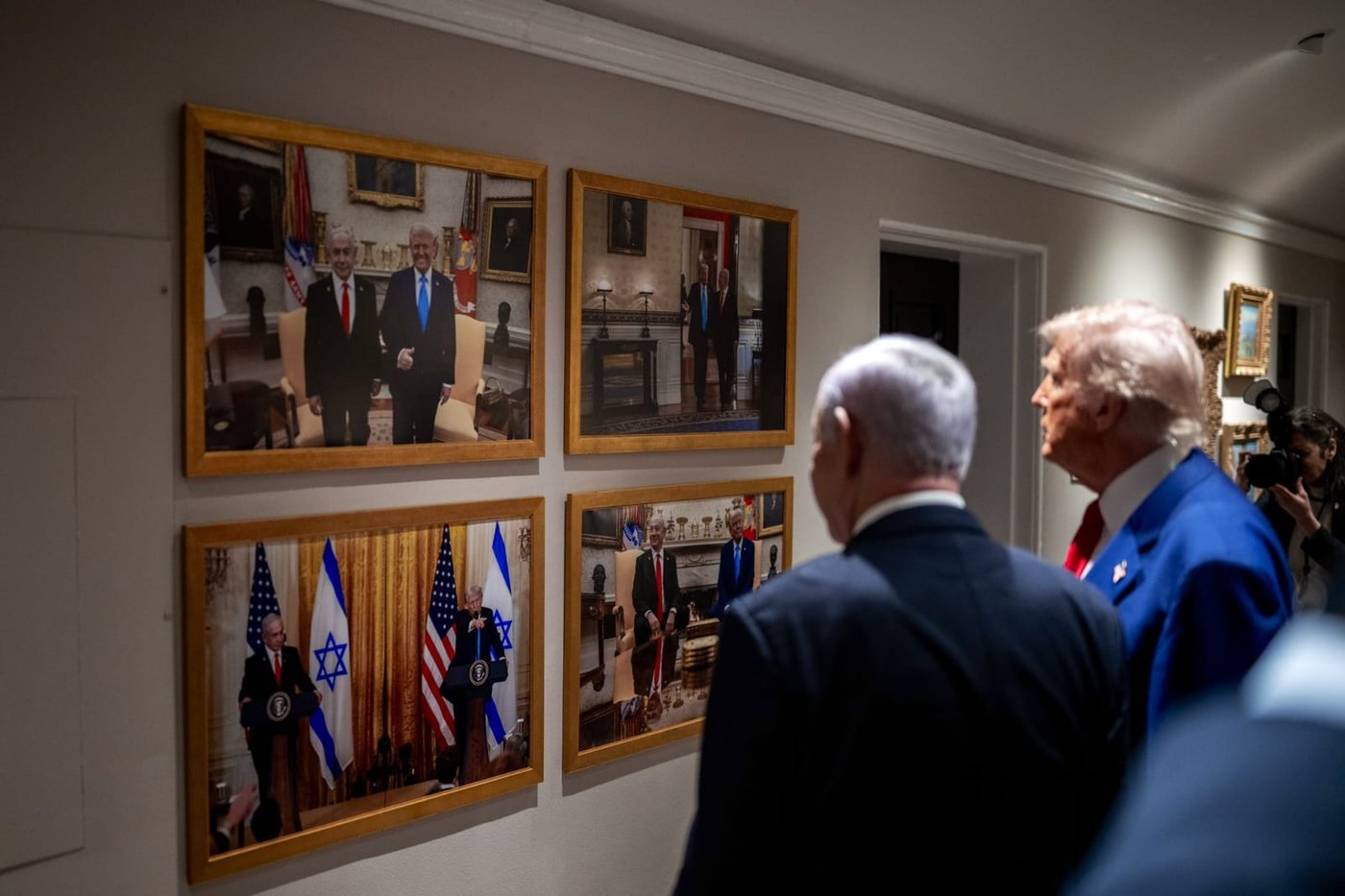 מביטים בעורגה. תמונה שפרסם הבית הלבן כמחווה לנתניהו