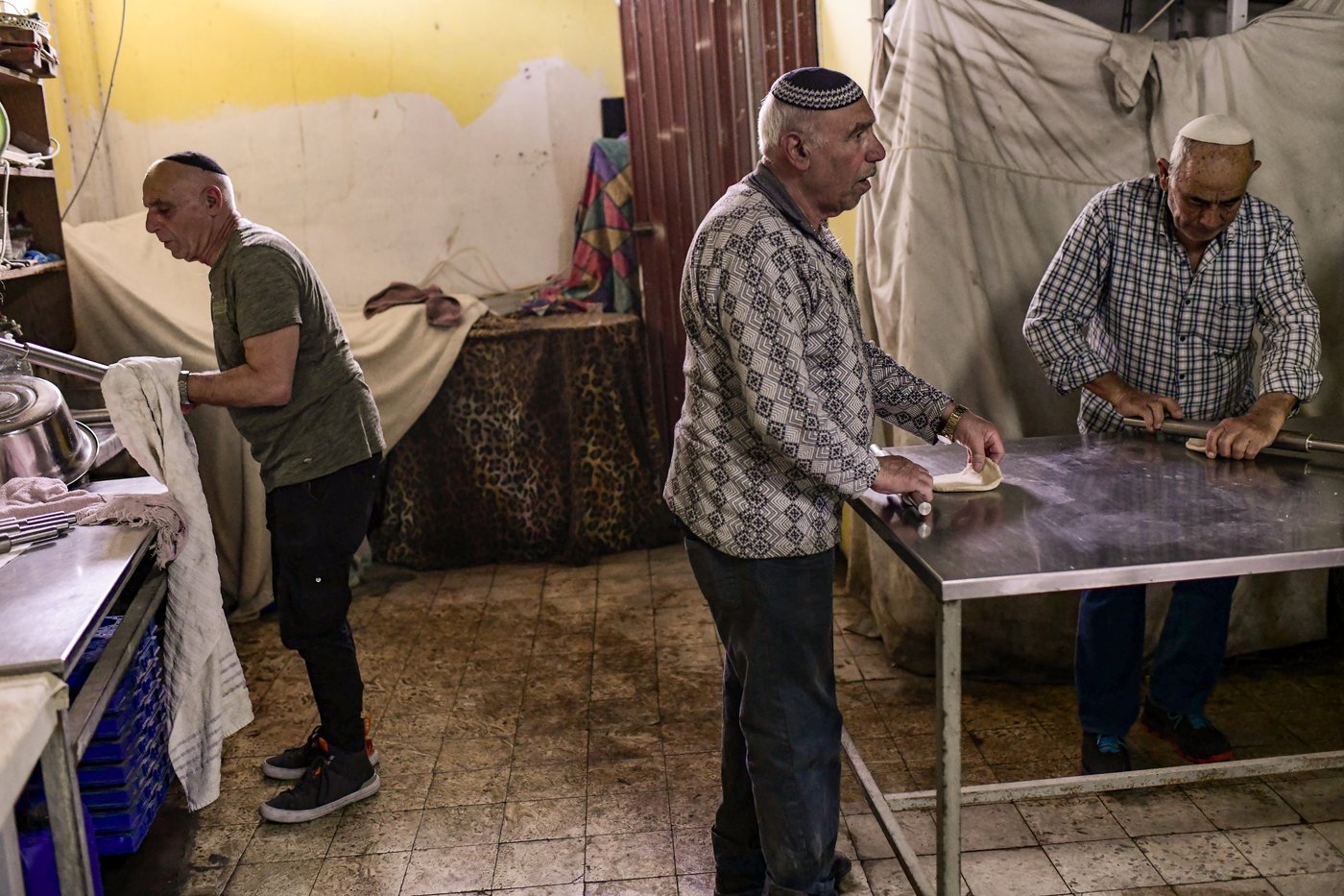 תיעוד מיוחד: אפיית המצות השכונתית בעיר יפו | צפו