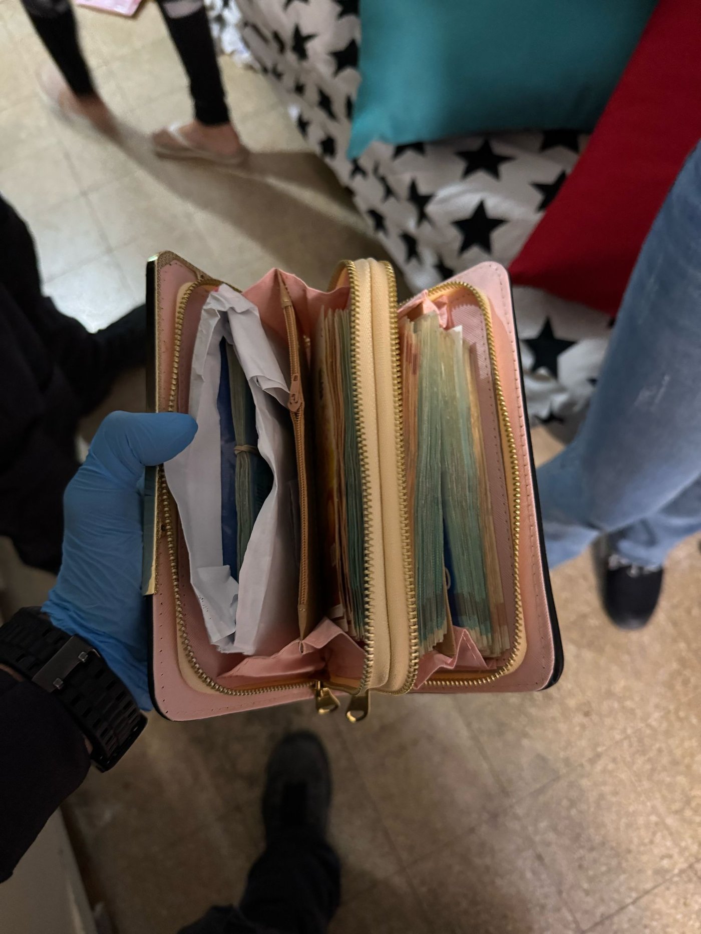 נעצרו בני זוג ש"התנדבו" לעמותת חסד וגנבו כסף וסלים