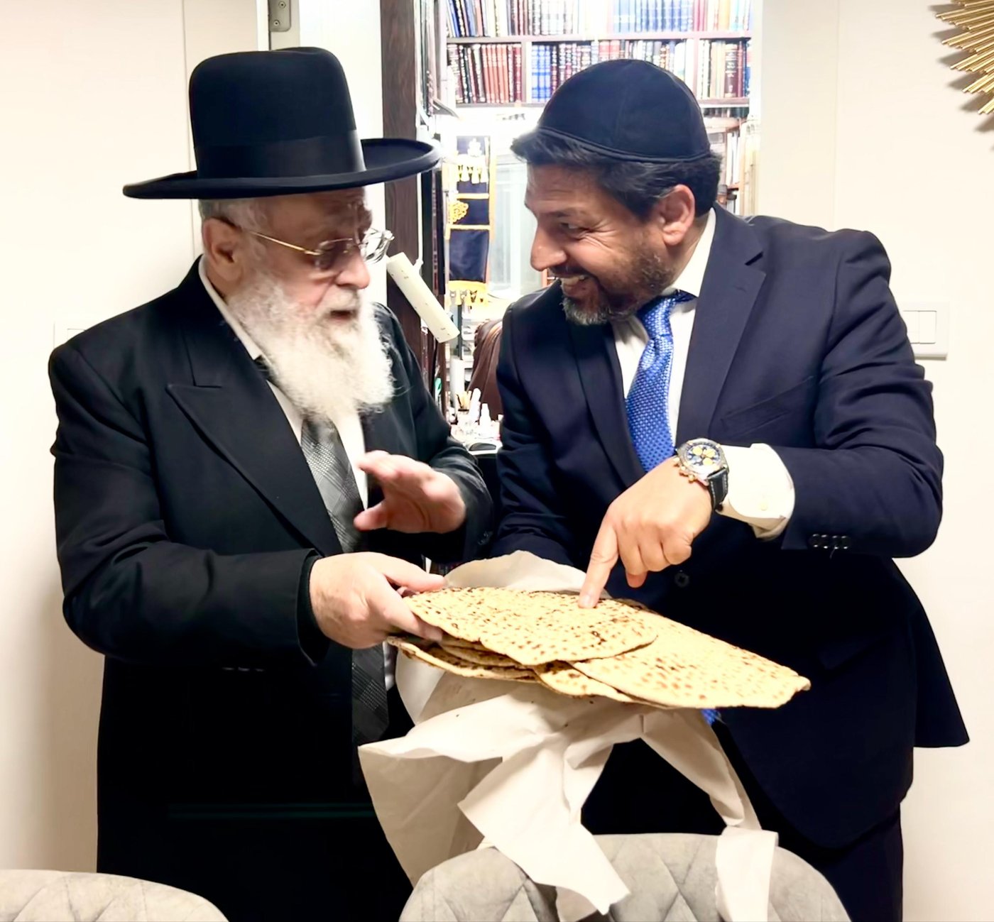 כמידי שנה: המצות של רב הסלבס לראשון לציון • צפו