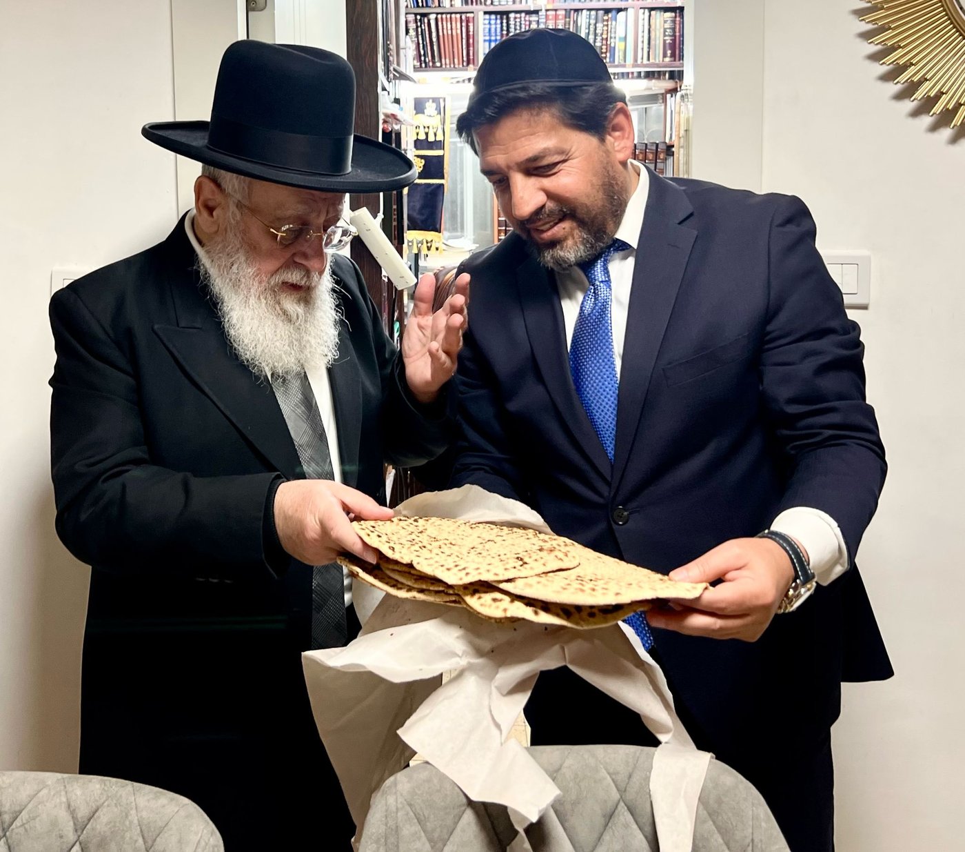 כמידי שנה: המצות של רב הסלבס לראשון לציון • צפו
