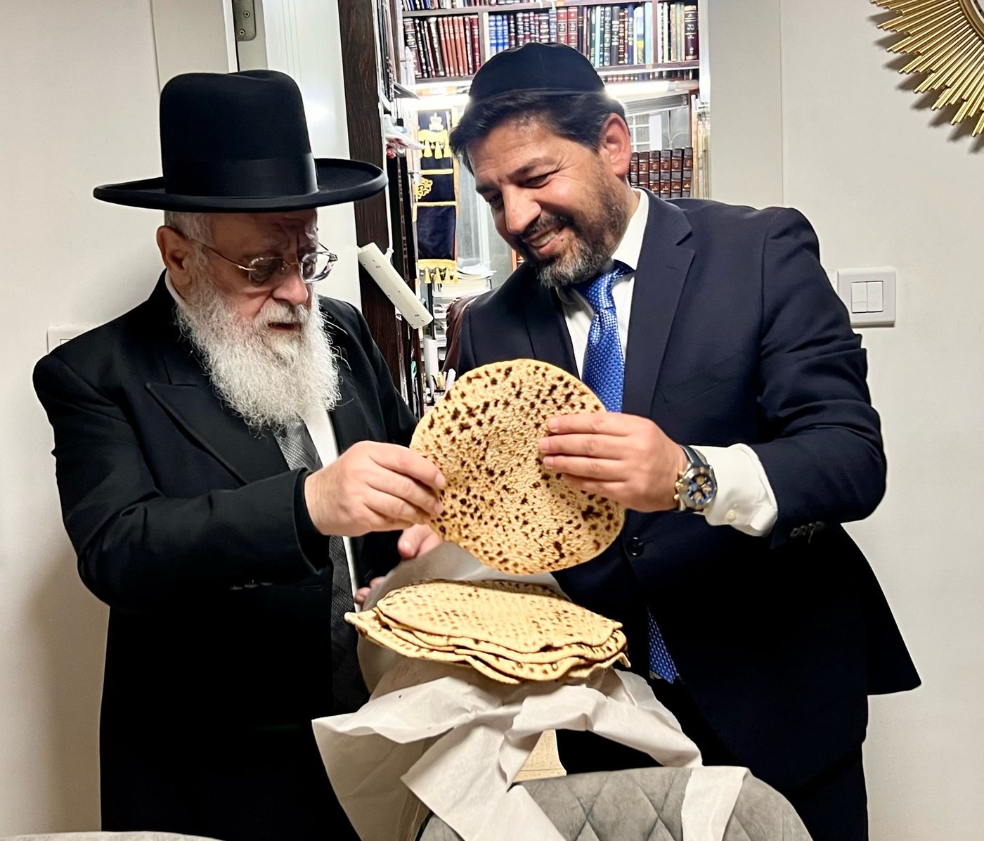 כמידי שנה: המצות של רב הסלבס לראשון לציון • צפו