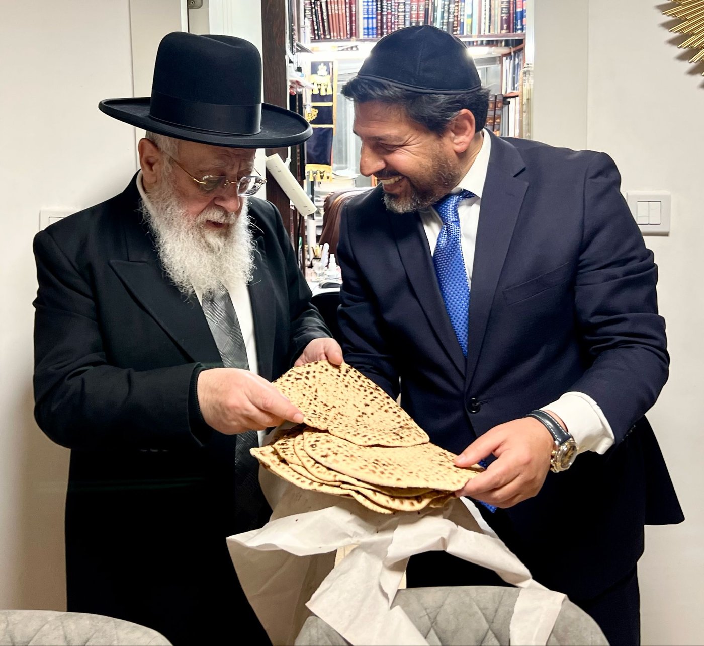 כמידי שנה: המצות של רב הסלבס לראשון לציון • צפו
