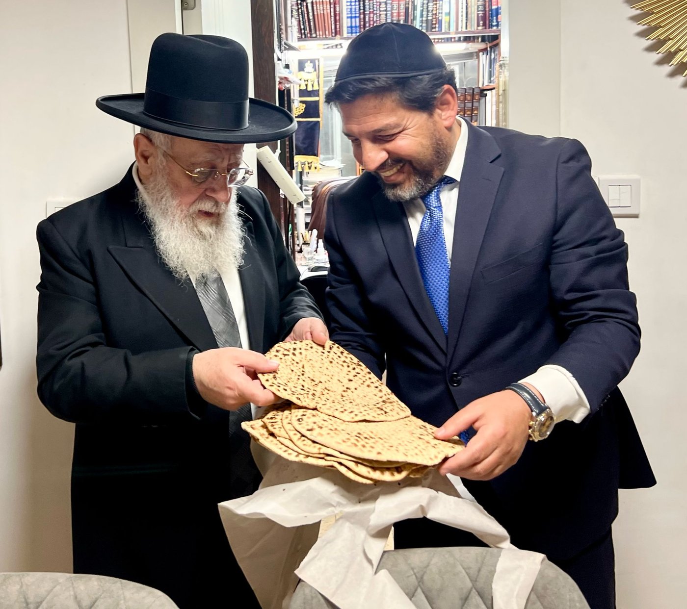 כמידי שנה: המצות של רב הסלבס לראשון לציון • צפו