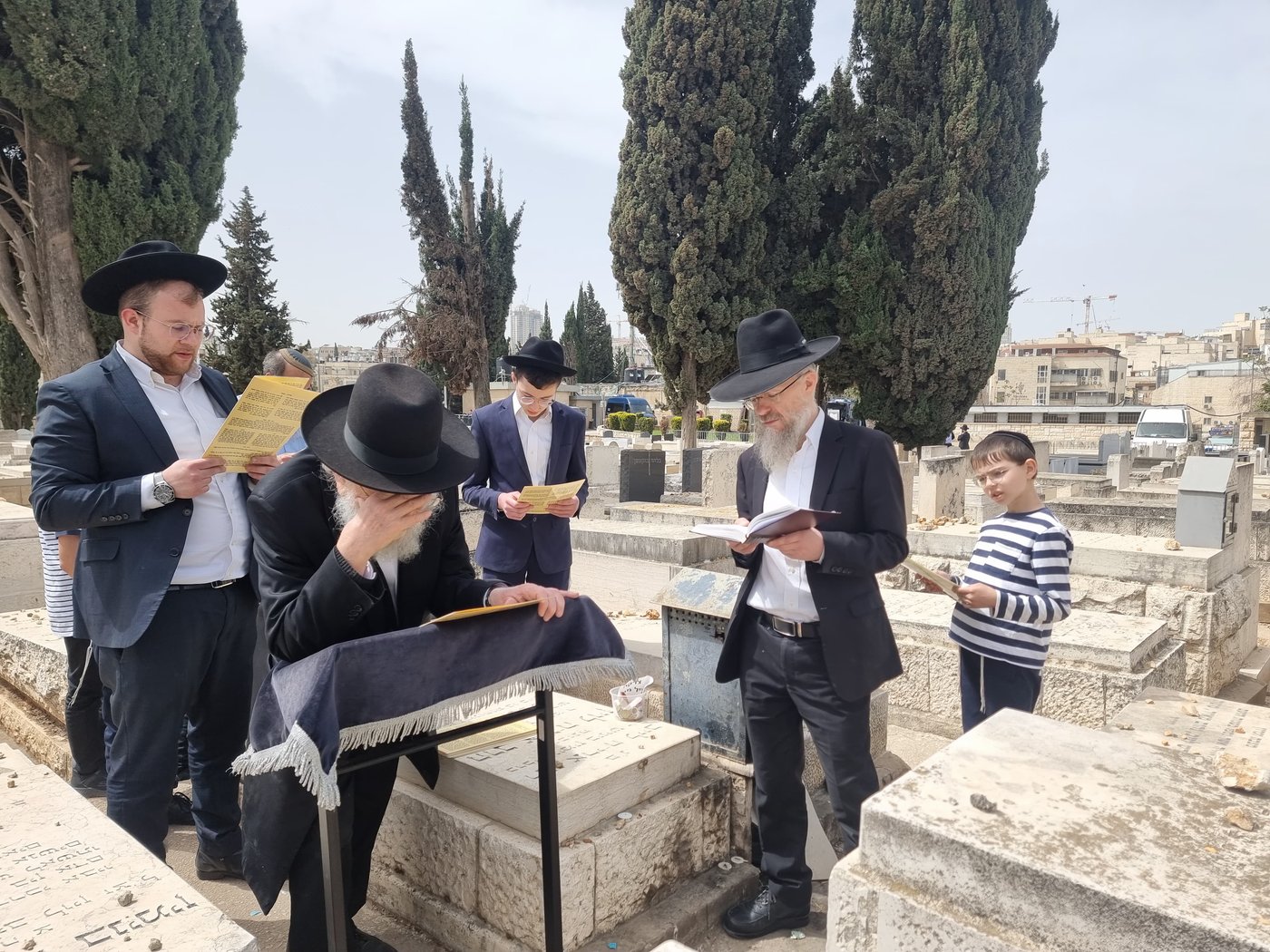 הגרב"ד אלישיב בתפילה ע"י ציון זקינו הגאון רבי אריה לוין ביום היארצייט