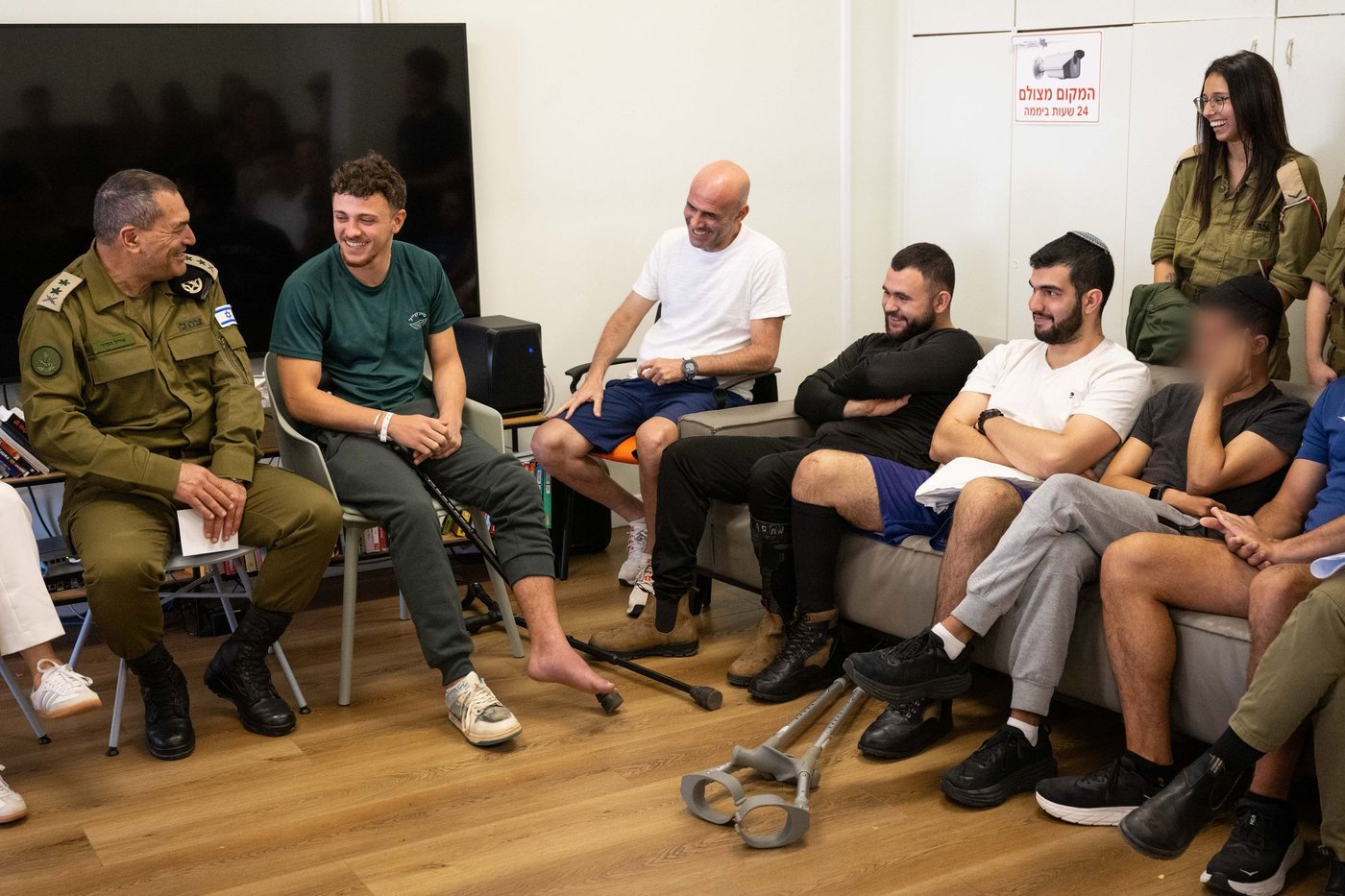 זמיר בביקור פצועים
