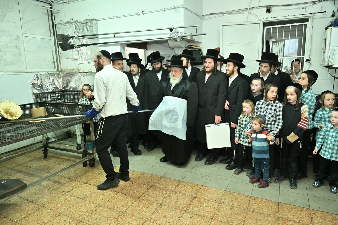 האדמו"ר מסאסוב באפיית מצות