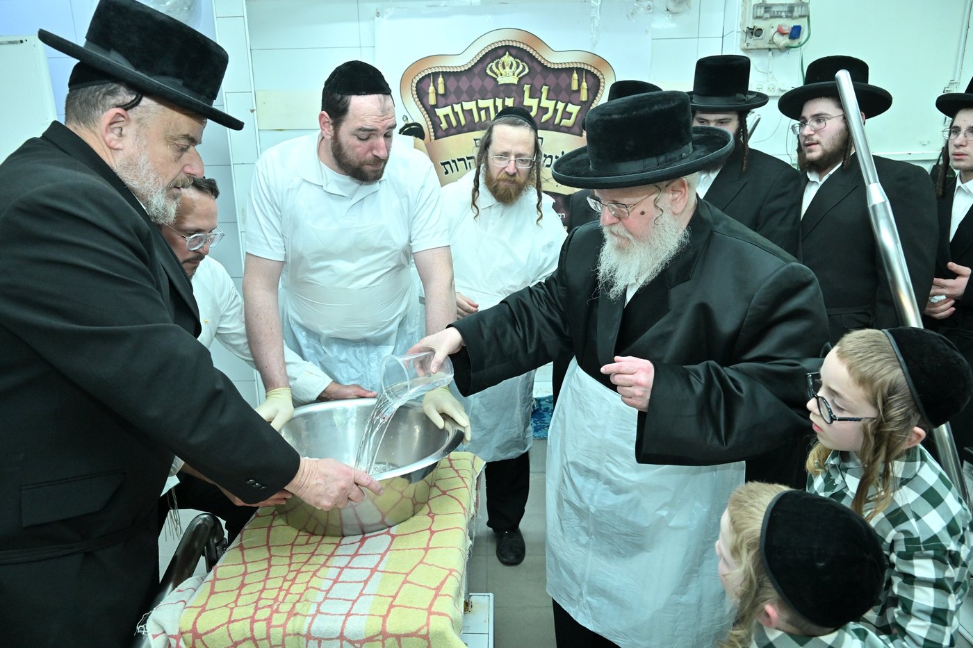 האדמו"ר מסאסוב באפיית מצות