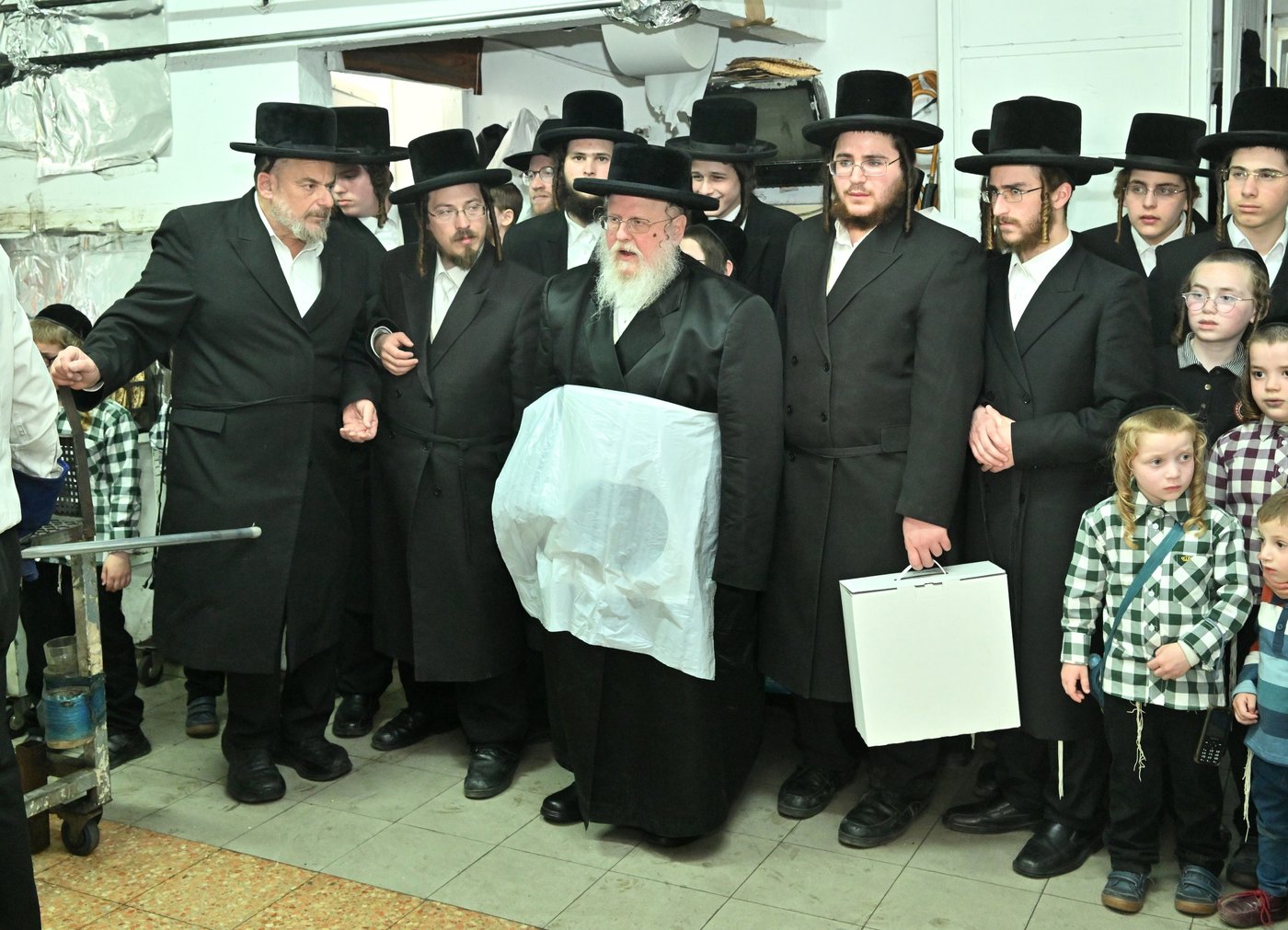 האדמו"ר מסאסוב באפיית מצות