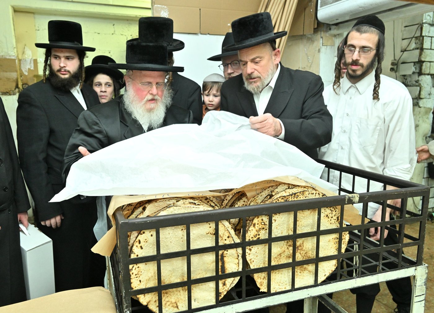 האדמו"ר מסאסוב באפיית מצות
