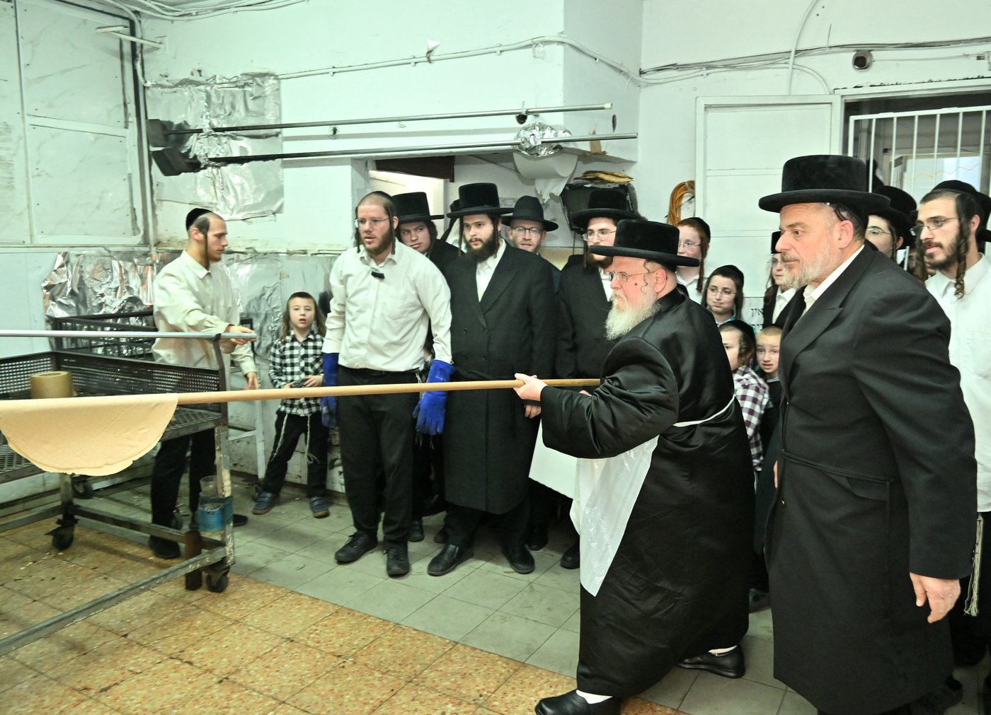 האדמו"ר מסאסוב באפיית מצות