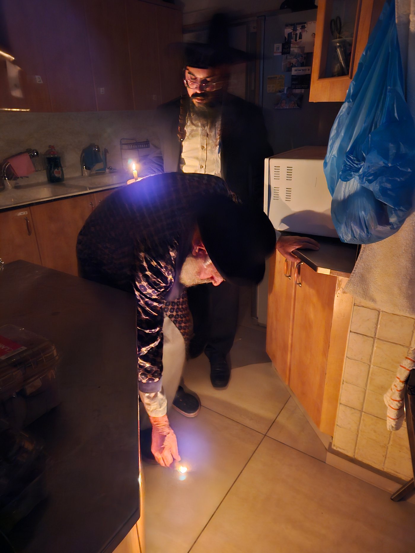 הגאון רבי שלמה מחפוד בבדיקת חמץ