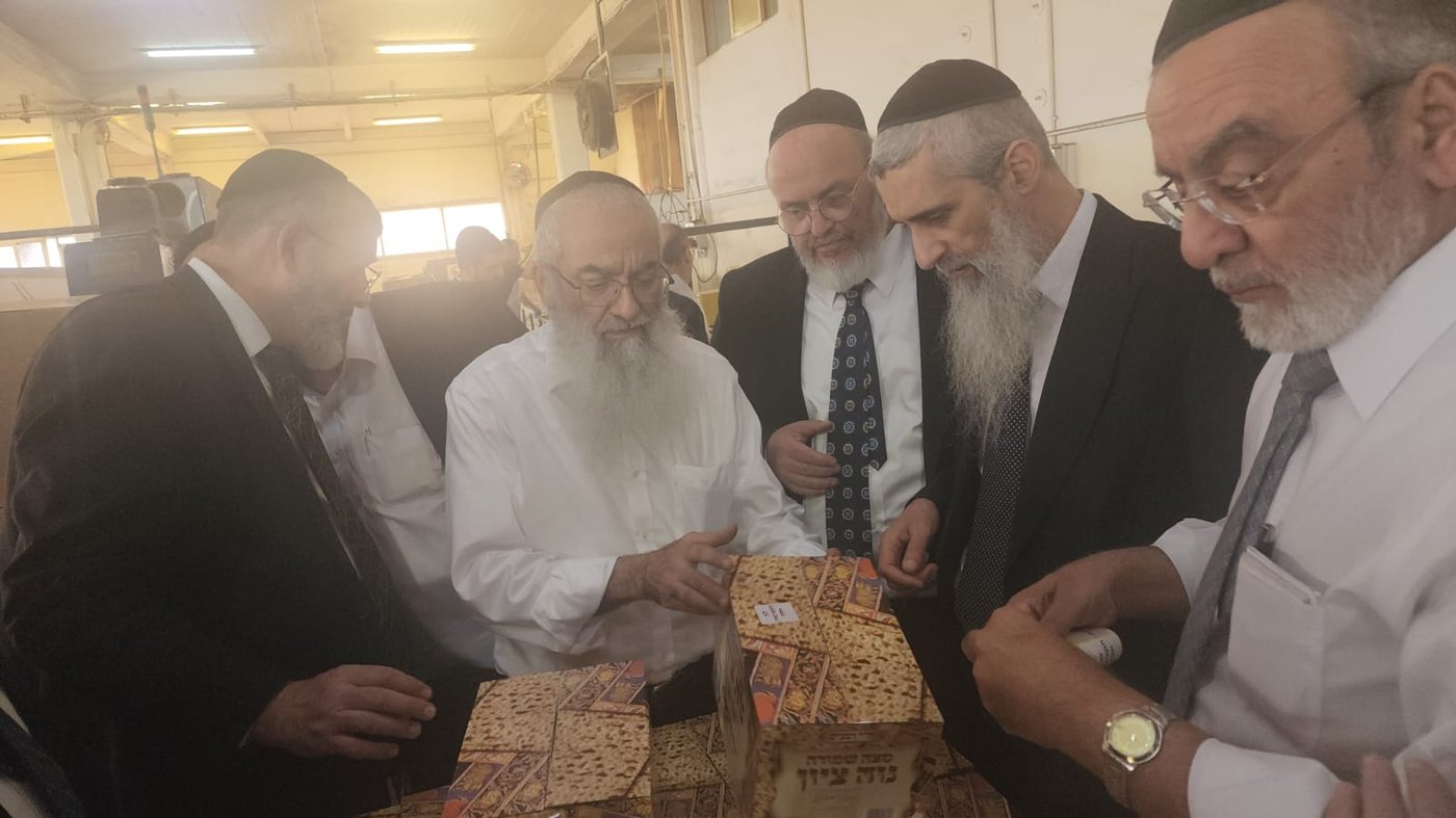 הגאון רבי מסעוד בן שמעון במאפיית מצות מכונה