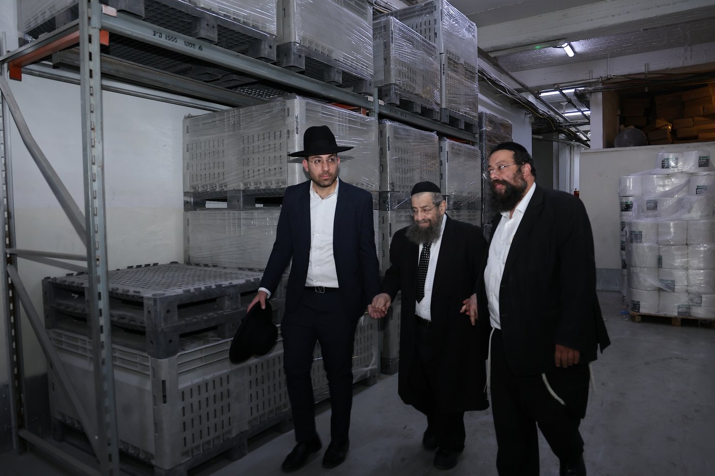 הגאון רבי מסעוד בן שמעון במאפיית מצות מכונה