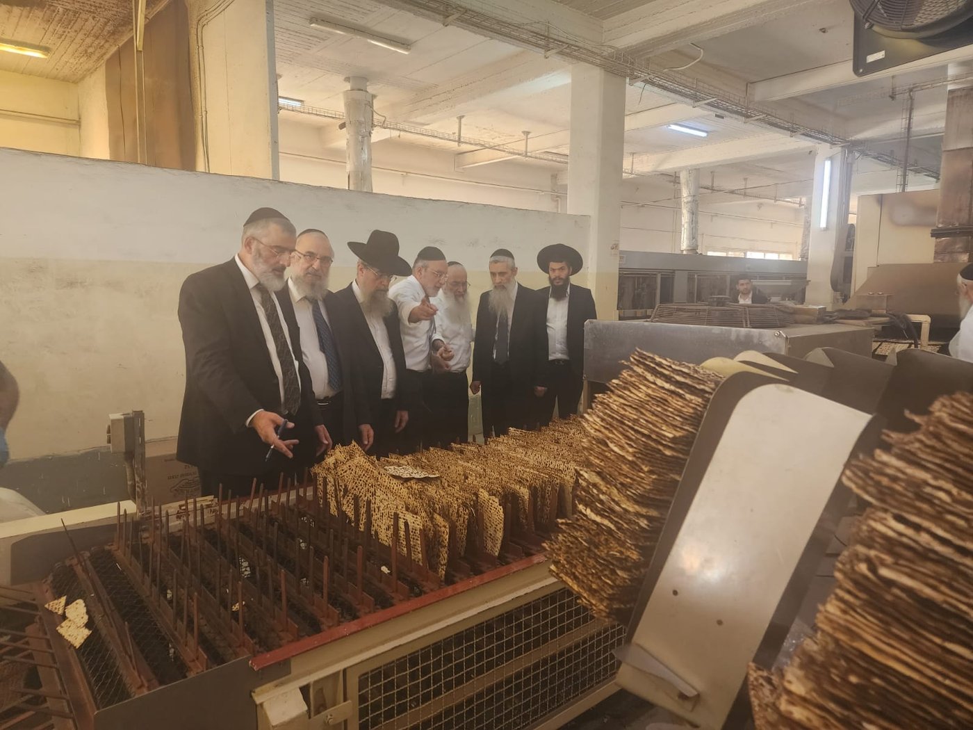 הגאון רבי מסעוד בן שמעון במאפיית מצות מכונה