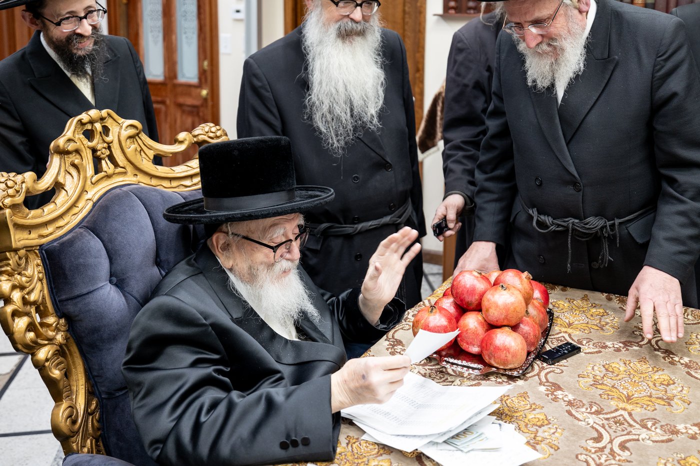תורמי 'קמחא דפסחא' בחצה"ק סקווירא, מתברכים מהאדמו"ר
